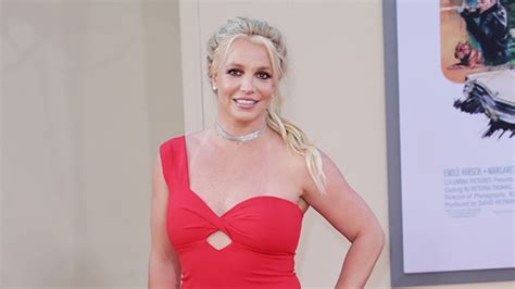 Britney Spears Is All Smiles While Posing Naked in Bed in New。